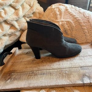 Medium gray booties size 8.5 women’s fabric upper balance made made.
